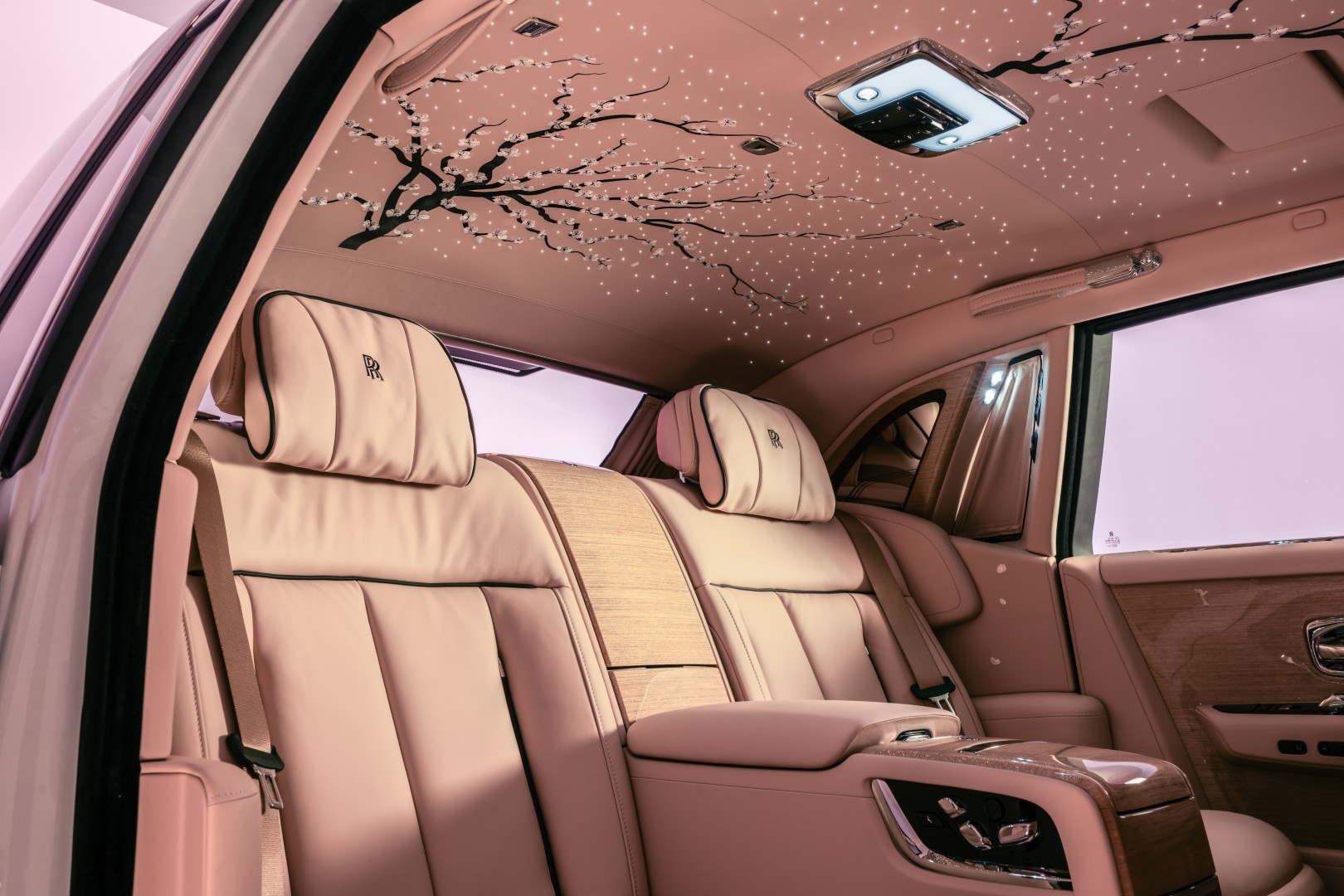 Rolls-Royce Phantom Cherry Blossom: Geçiciliğin Güzelliğine Bir Övgü